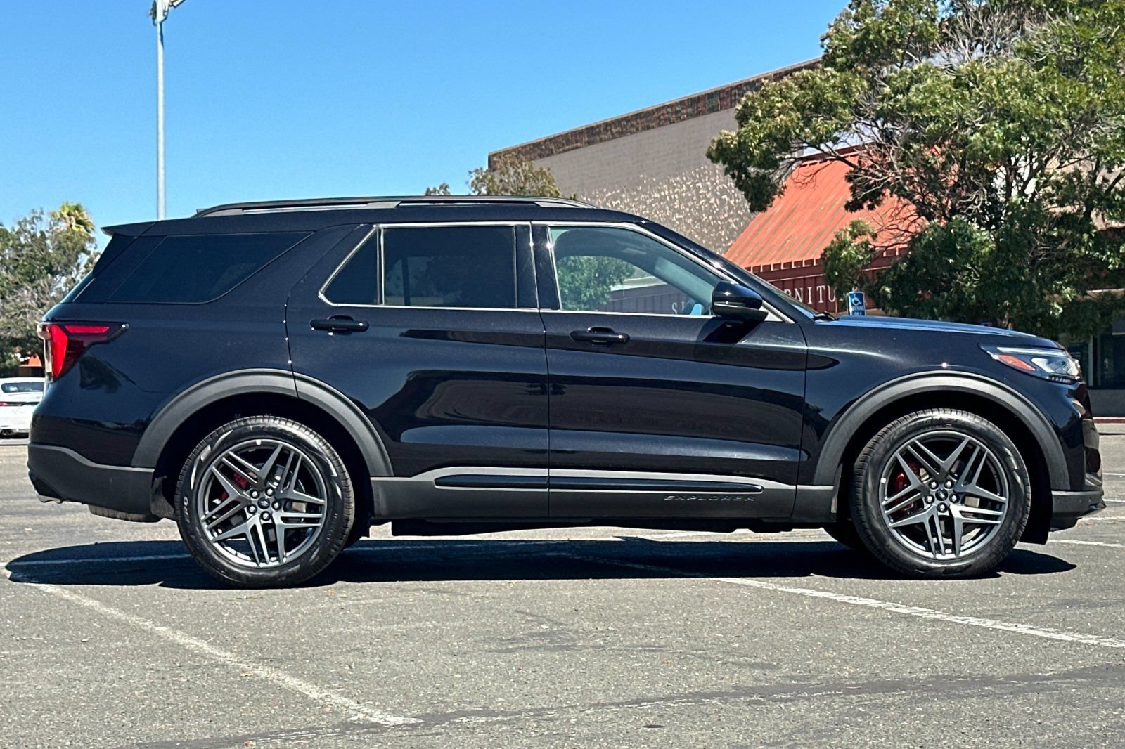 Certified 2025 Ford Explorer ST AWD/4WD image 2