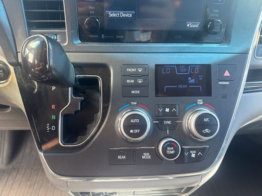 Used 2017 Toyota Sienna Limited FWD image 30