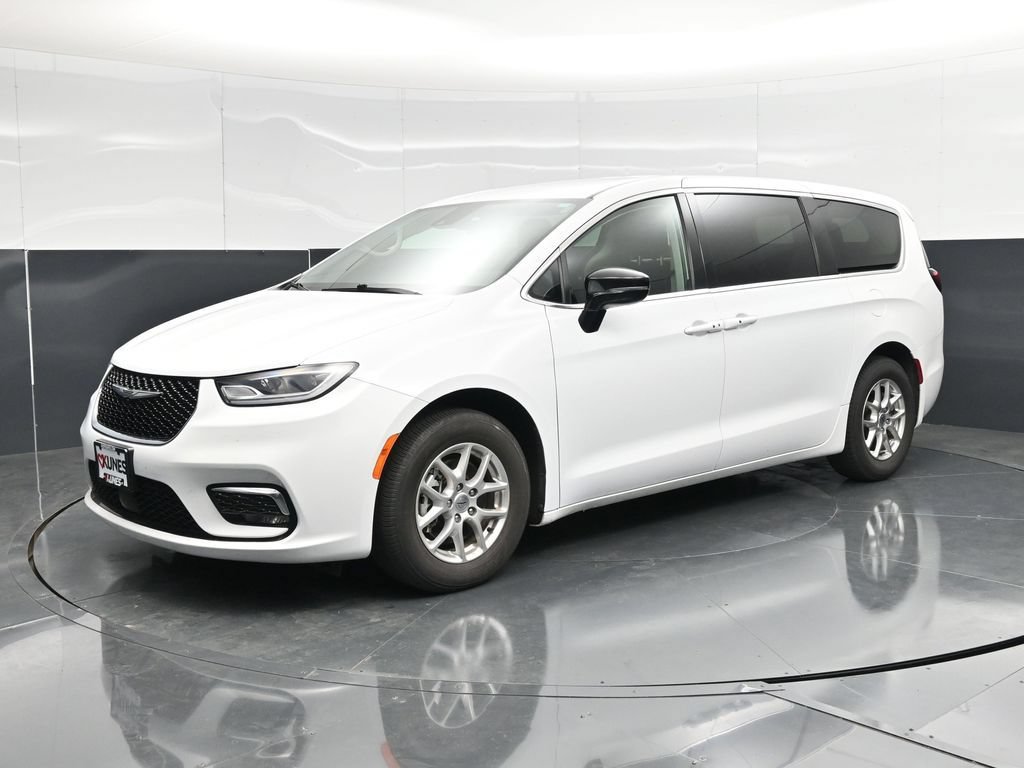 Used 2024 Chrysler Pacifica Touring-L FWD image 6