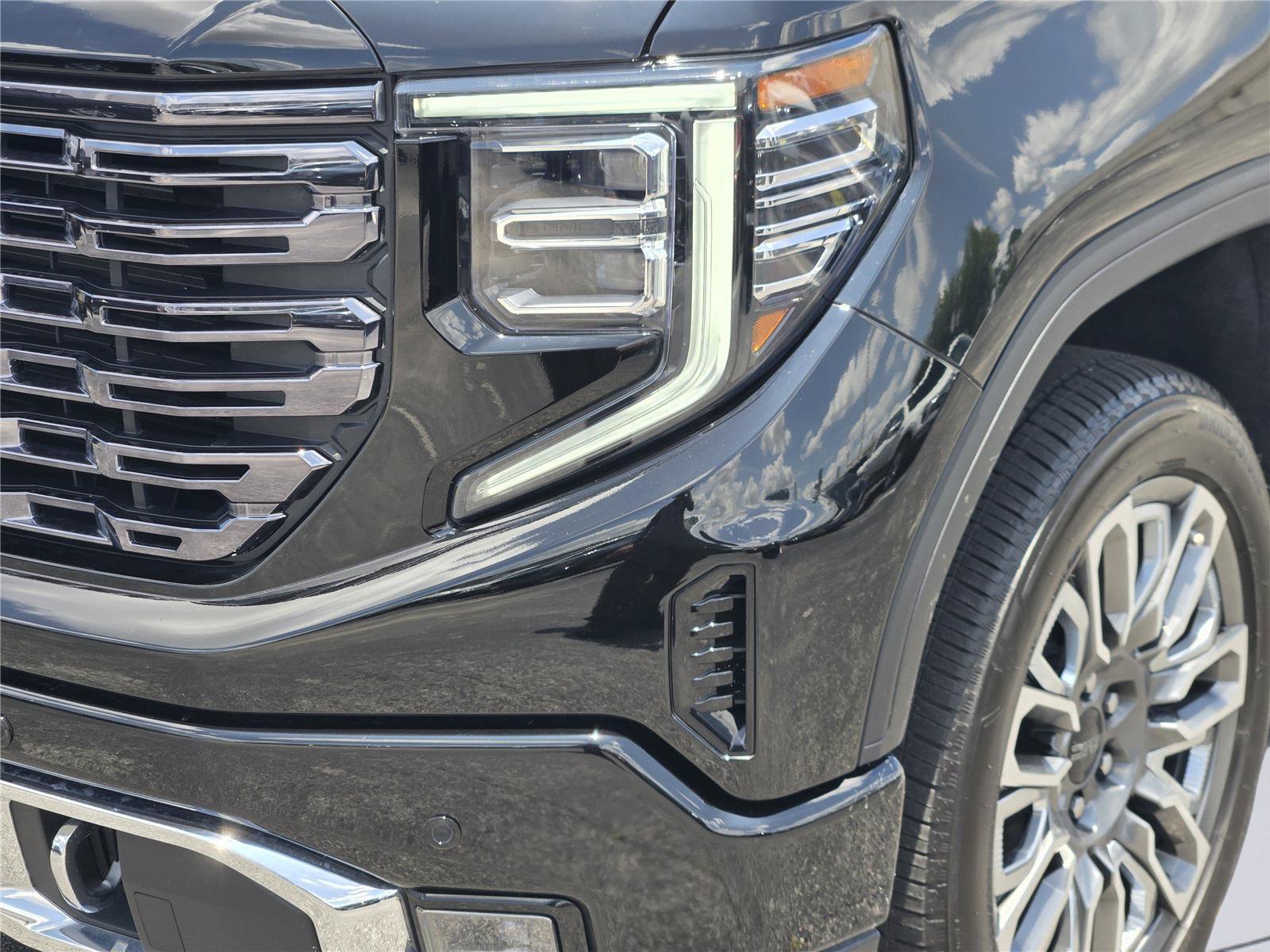 Used 2025 GMC Sierra 1500 Denali Ultimate AWD/4WD image 10