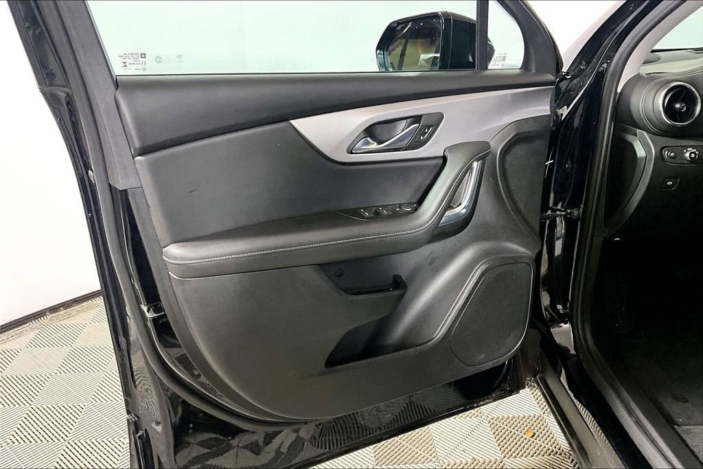 Used 2025 Chevrolet Blazer LT FWD image 18