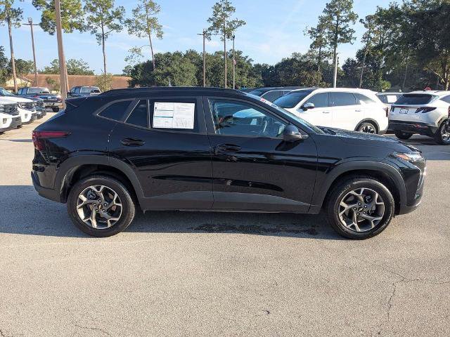 Used 2025 Chevrolet Trax LT FWD image 3