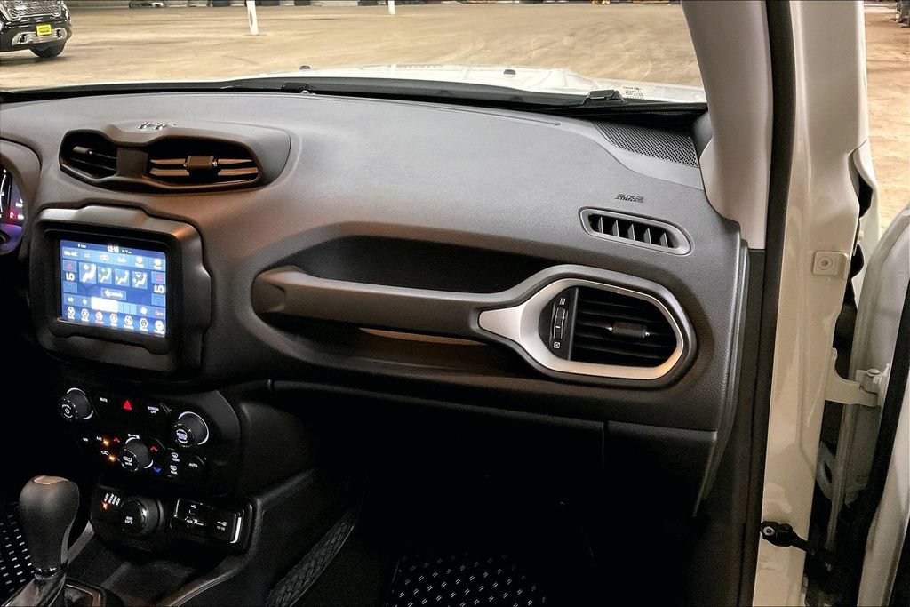 Used 2019 Jeep Renegade Latitude w/ Cold Weather Group AWD/4WD image 15
