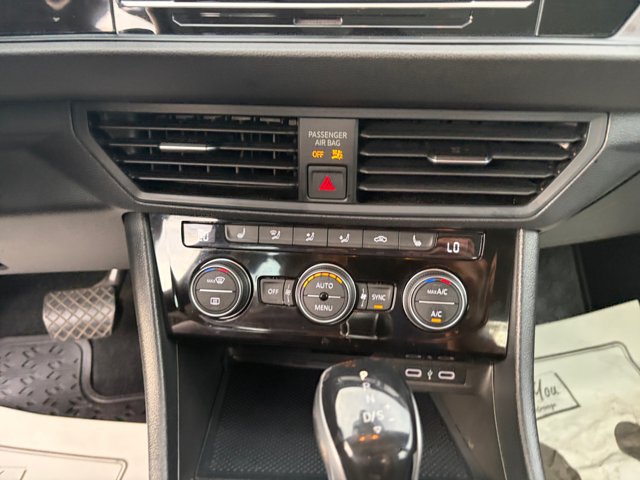 Used 2022 Volkswagen Jetta SE w/ Panoramic Sunroof Package FWD image 12