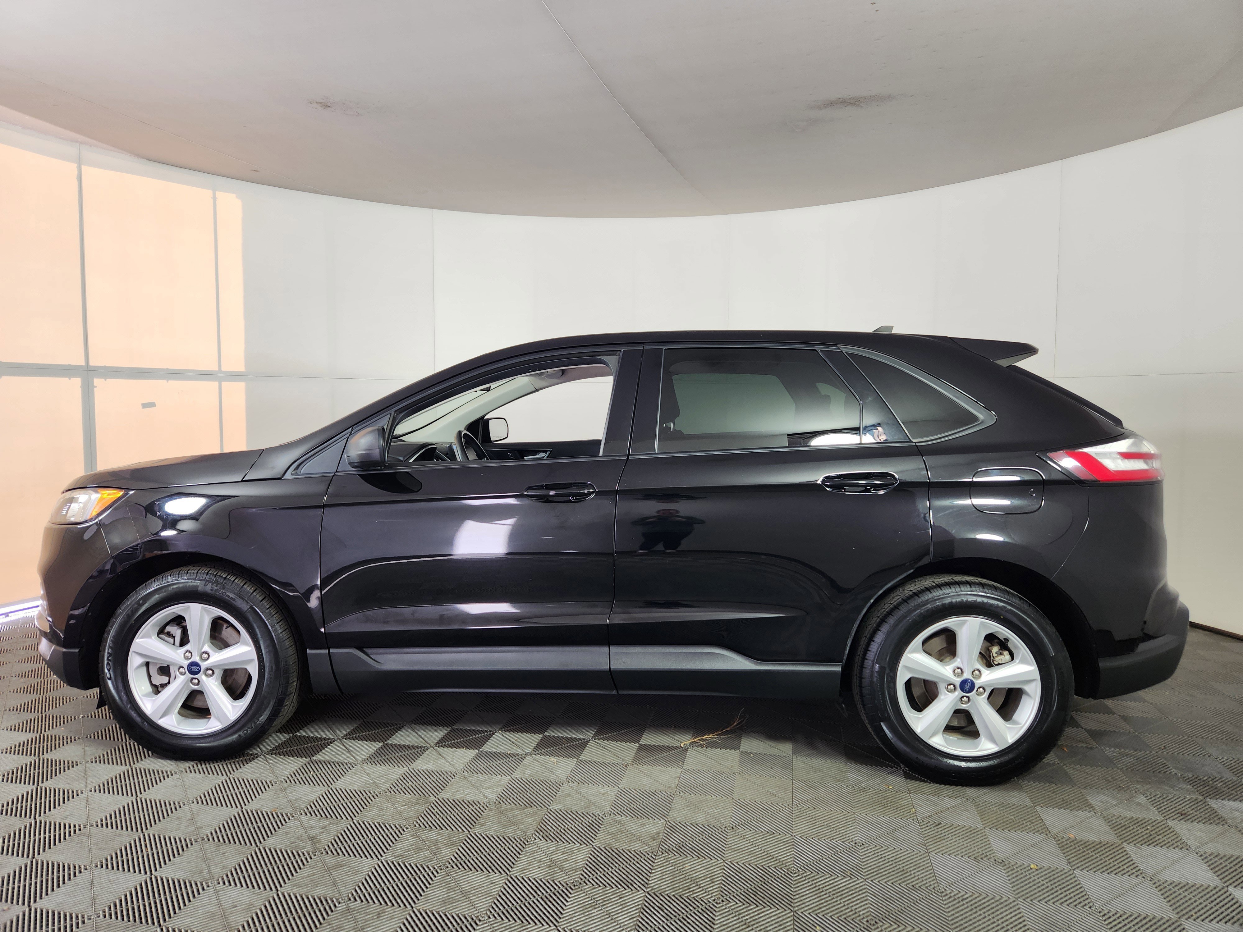 Certified 2021 Ford Edge SE image 2