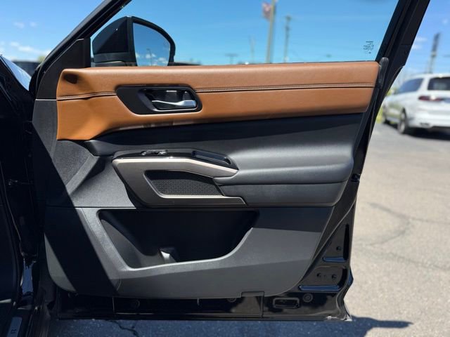 Used 2023 Nissan Pathfinder Platinum w/ Cargo Package AWD/4WD image 16