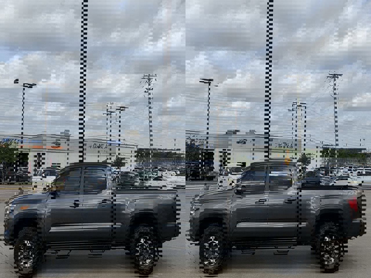 Used 2018 Toyota Tacoma TRD Off-Road w/ Technology Package image 3