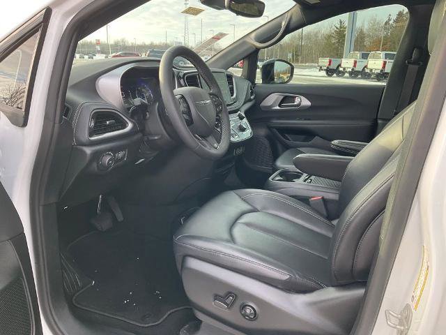 Used 2024 Chrysler Pacifica Touring-L w/ S Appearance Package image 11
