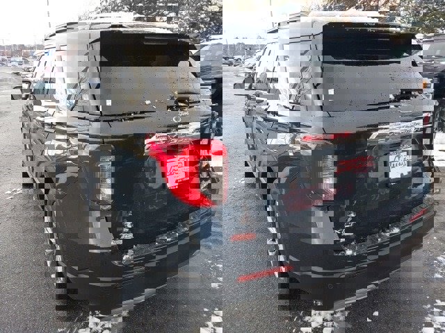 Certified 2022 Ford Explorer XLT w/ Equipment Group 202A image 3