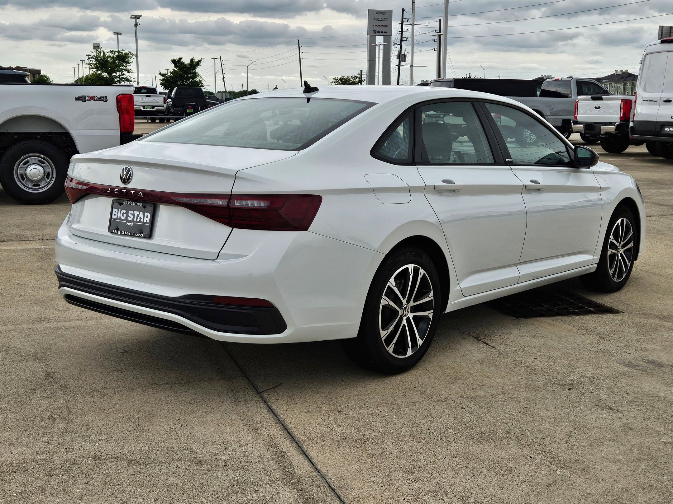 Used 2025 Volkswagen Jetta Sport FWD image 3
