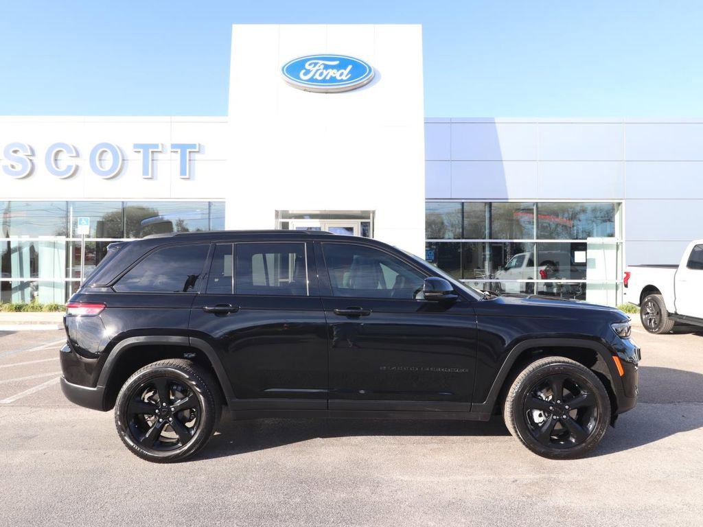 Used 2023 Jeep Grand Cherokee Limited w/ Black Appearance Package image 6