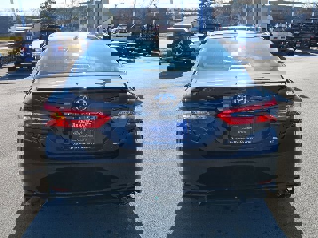 Used 2019 Toyota Camry SE image 3