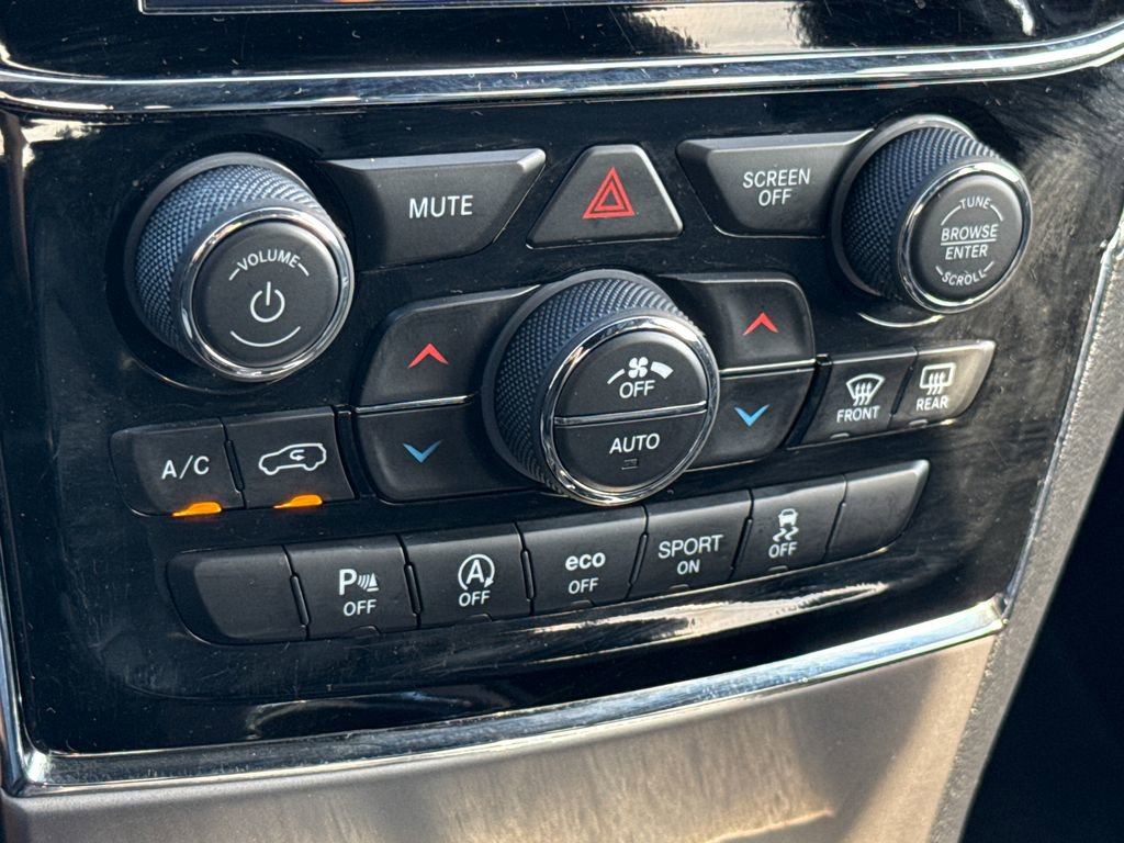 Used 2019 Jeep Grand Cherokee Limited w/ Luxury Group II image 24