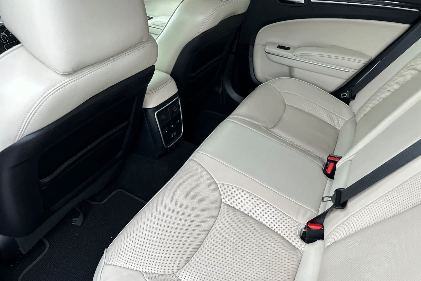 Used 2021 Chrysler 300 Touring L AWD/4WD image 4