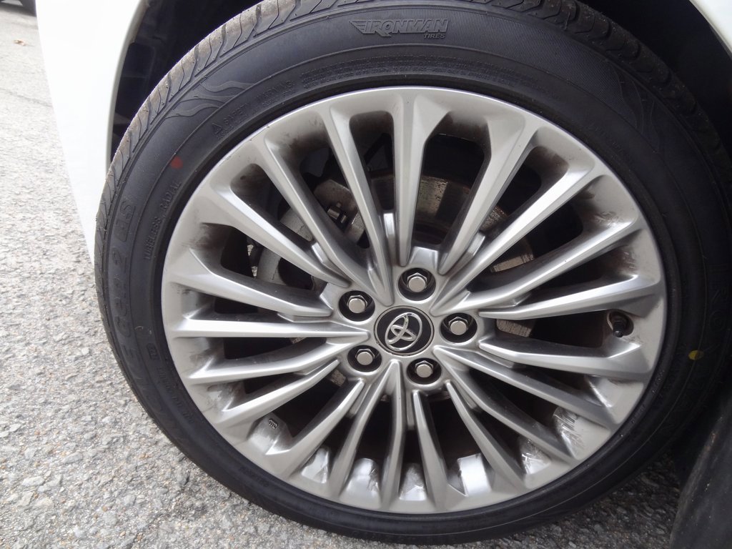 Used 2019 Toyota Avalon Limited image 46