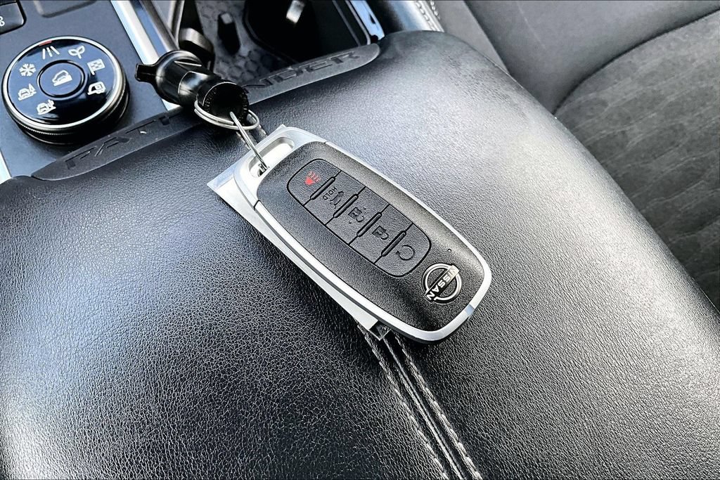 Used 2025 Nissan Pathfinder SV AWD/4WD image 11