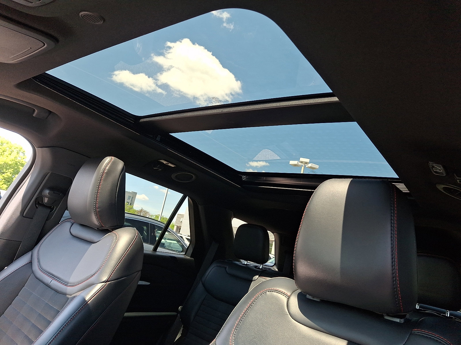 Certified 2025 Ford Explorer ST-Line AWD/4WD image 21