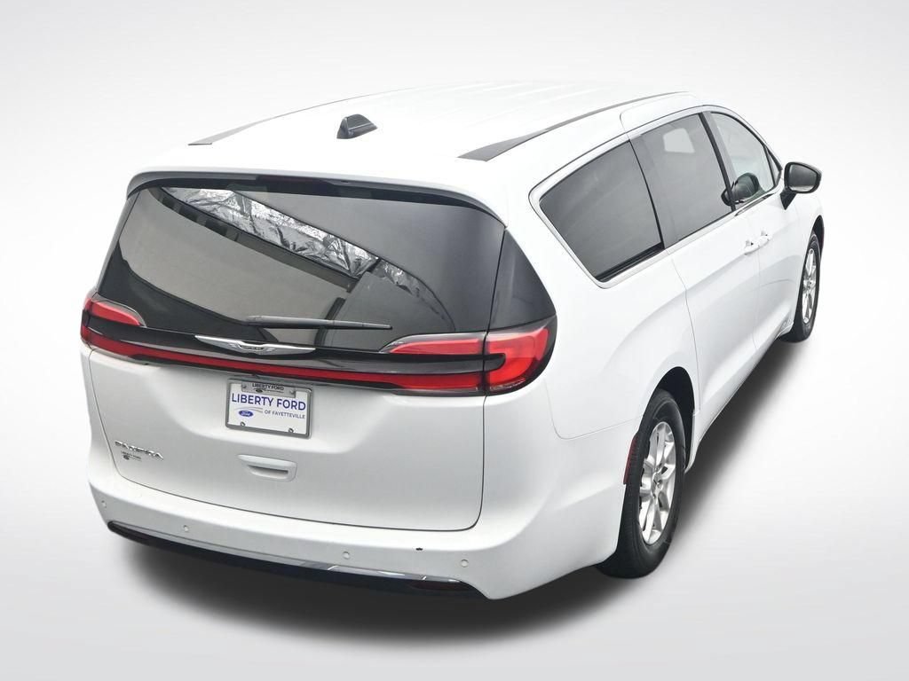 Used 2024 Chrysler Pacifica Touring-L FWD image 28
