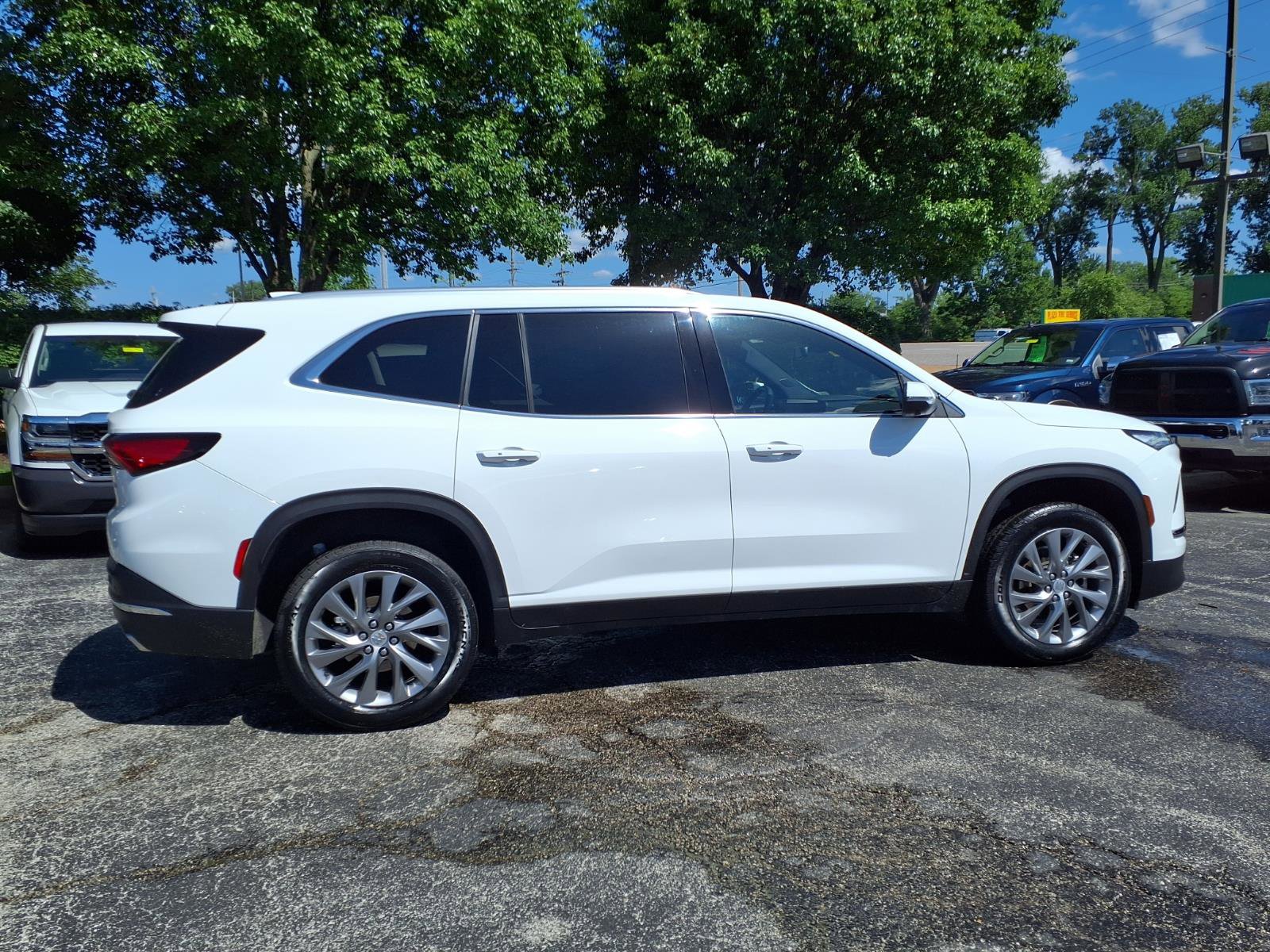 Used 2025 Buick Enclave Preferred FWD image 32