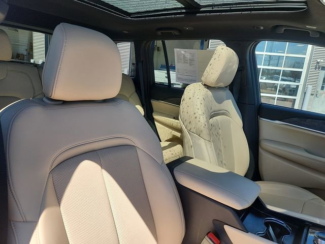 Used 2025 Jeep Grand Cherokee Limited w/ Luxury Tech Group II AWD/4WD image 32