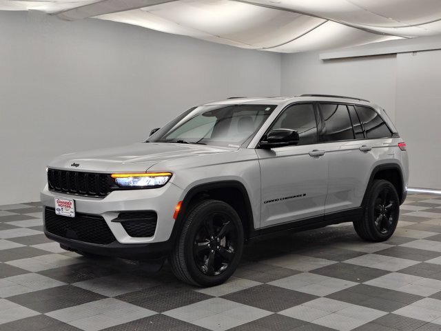 Used 2023 Jeep Grand Cherokee Altitude AWD/4WD image 5