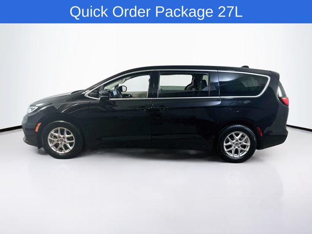 Used 2024 Chrysler Pacifica Touring-L FWD image 5