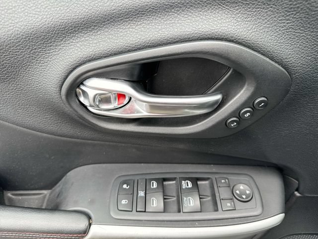 Used 2017 Jeep Cherokee Trailhawk AWD/4WD image 13