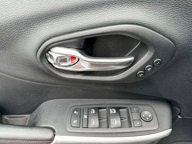 Used 2017 Jeep Cherokee Trailhawk AWD/4WD image 13