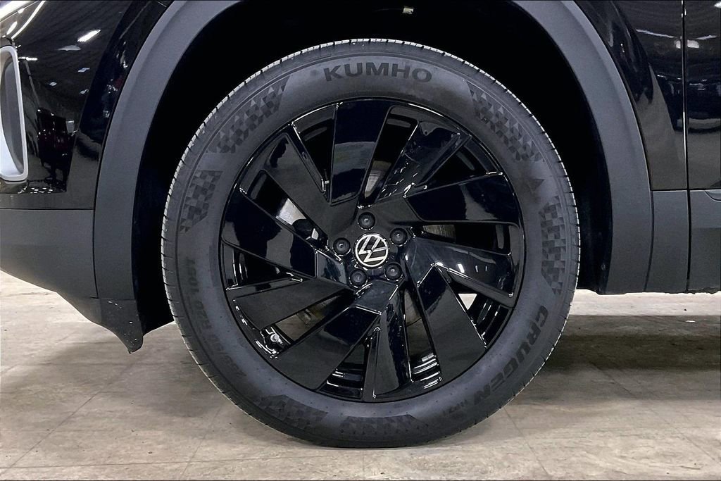 Used 2025 Volkswagen Atlas SE image 11