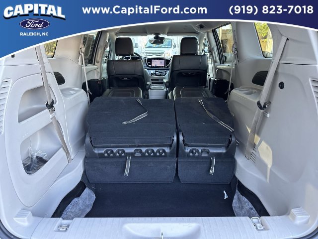 Used 2024 Chrysler Pacifica Touring-L FWD image 16