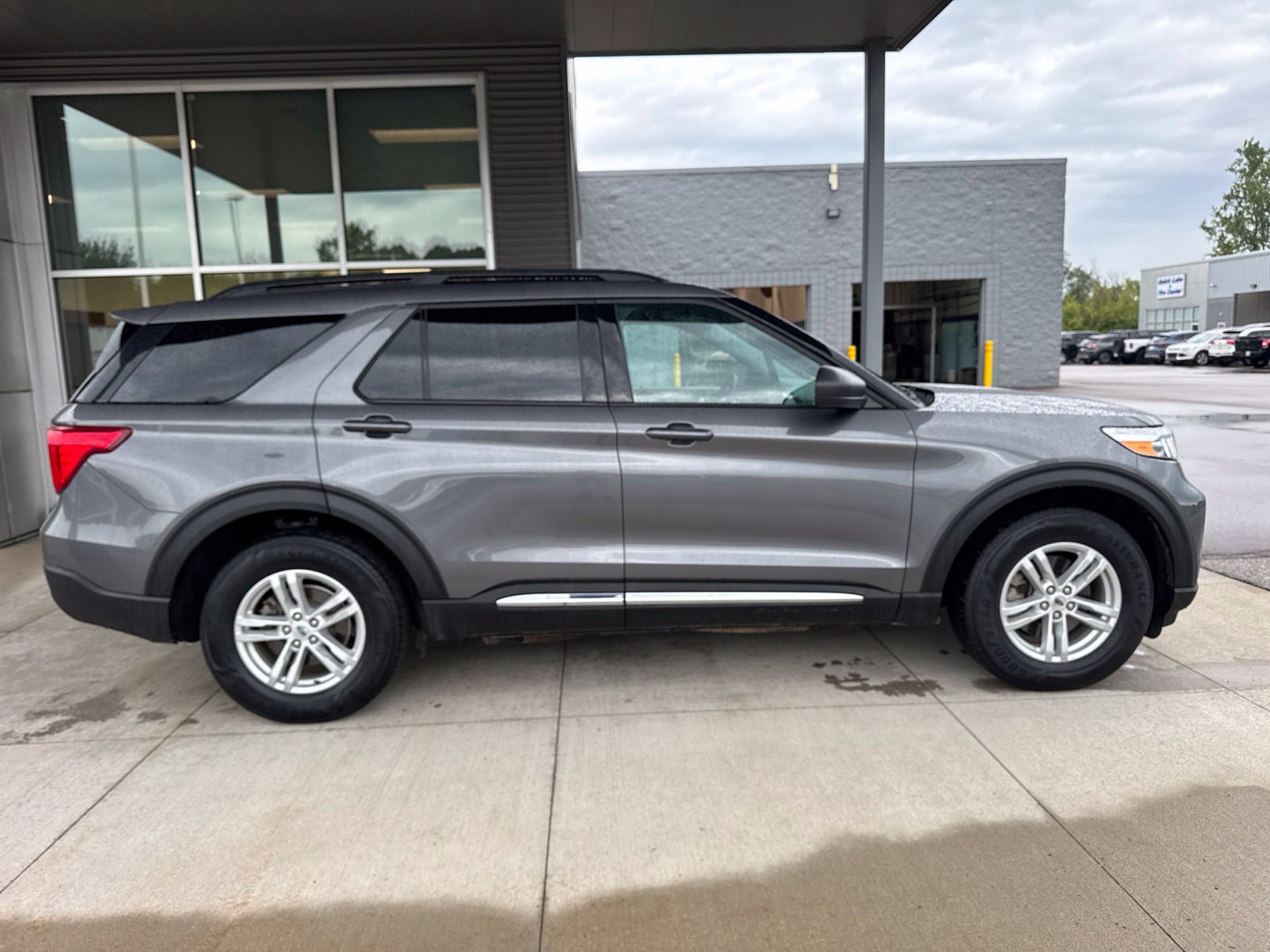 Certified 2024 Ford Explorer XLT w/ Class IV Trailer Tow Package AWD/4WD image 9