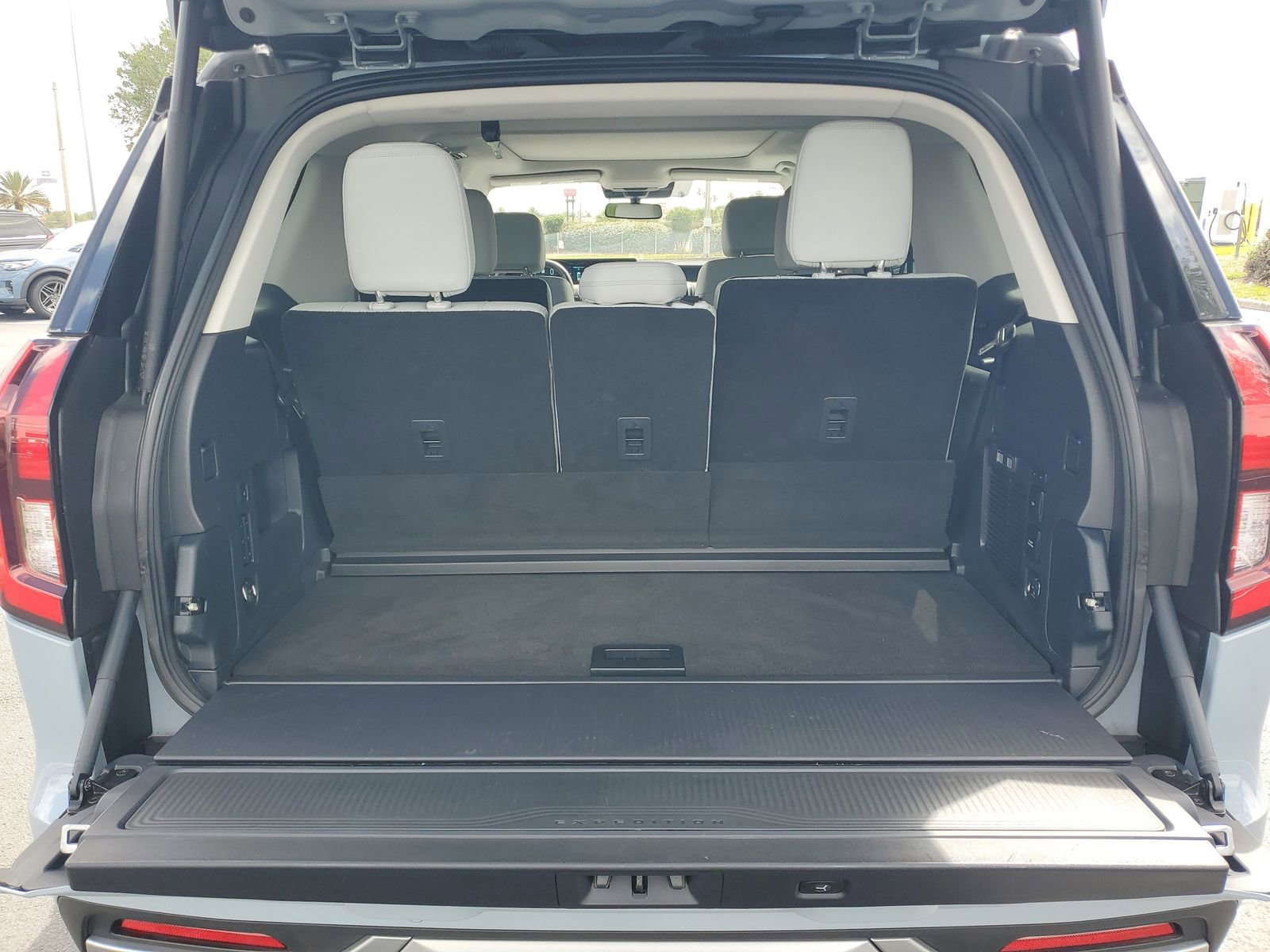 Certified 2025 Ford Expedition Platinum AWD/4WD image 7