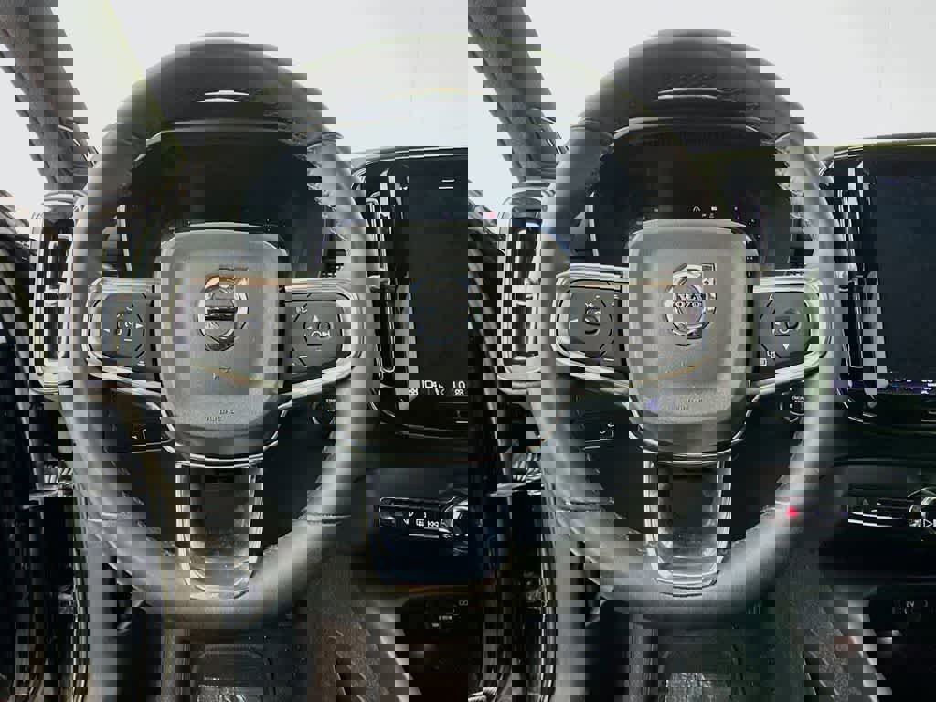 Used 2023 Volvo XC40 B5 Plus image 19