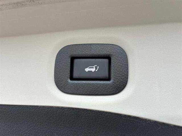 Used 2017 Nissan Rogue SV w/ SV Premium Package image 13