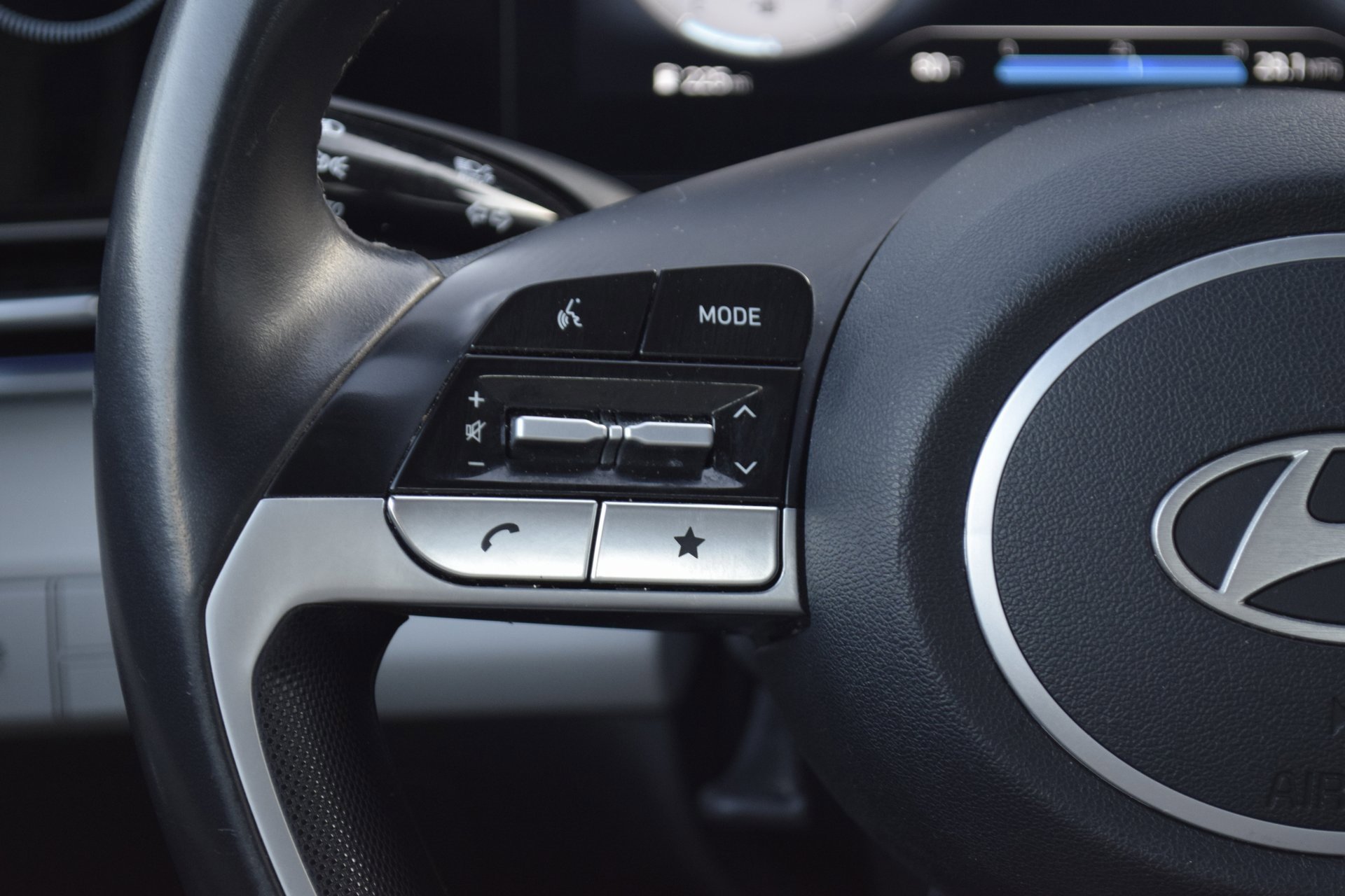 Used 2024 Hyundai Elantra Limited image 13