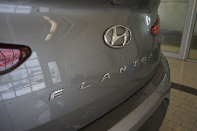 Used 2020 Hyundai Elantra SE w/ Cargo Package (C1) image 13