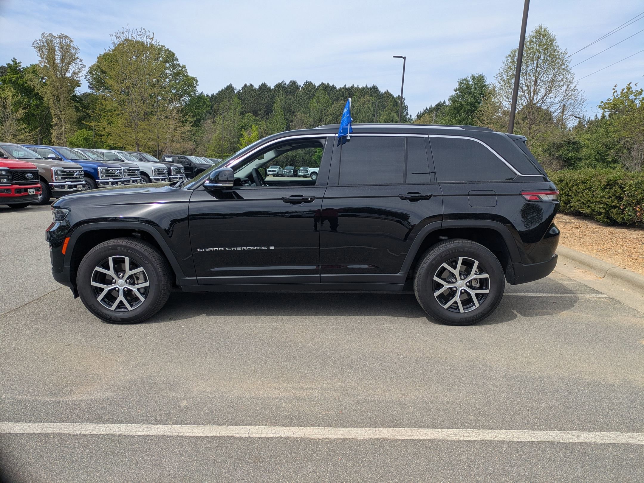 Used 2023 Jeep Grand Cherokee Limited w/ Luxury Tech Group II AWD/4WD image 3
