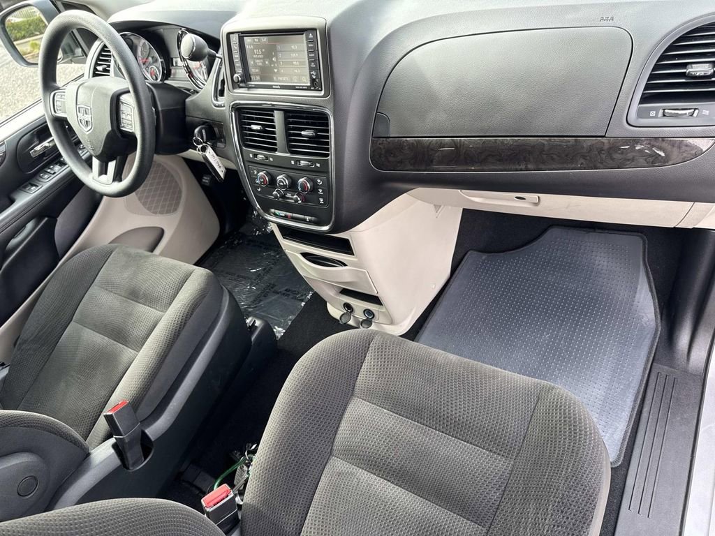 Used 2018 Dodge Grand Caravan SE w/ UConnect Hands-Free Group image 30