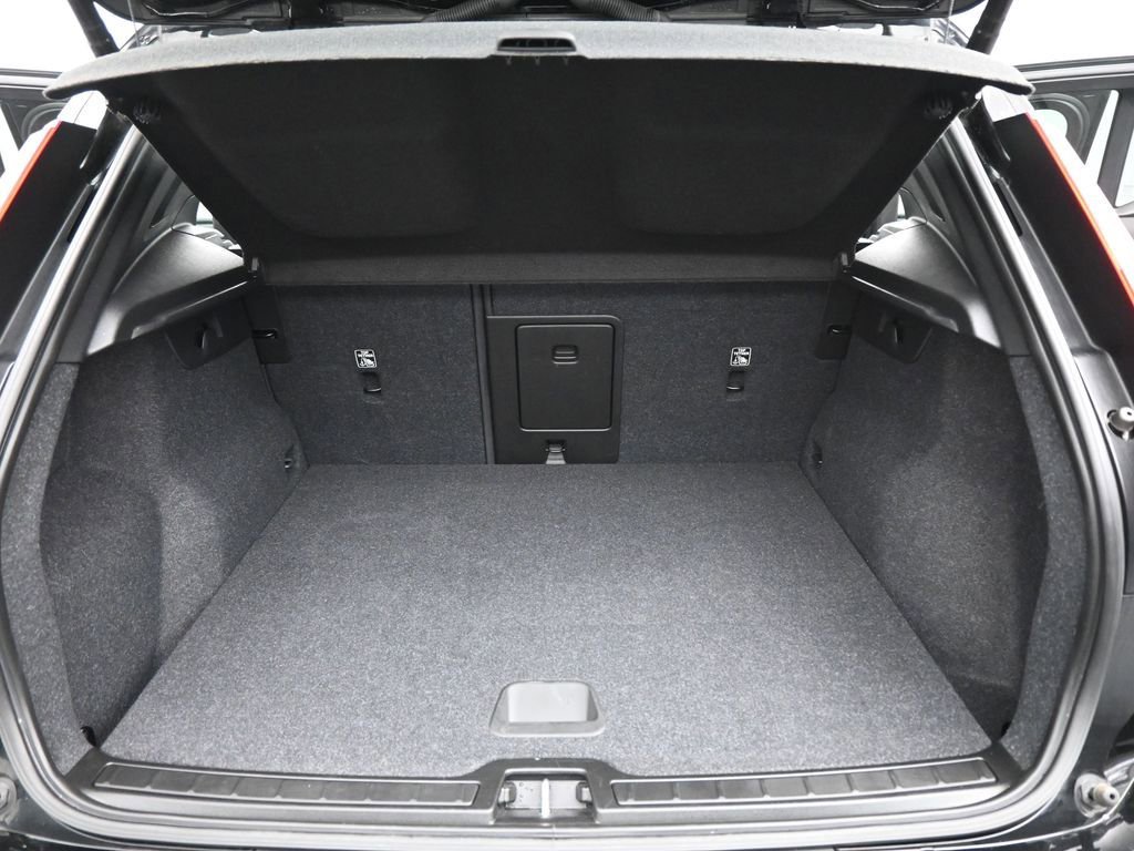 Used 2022 Volvo XC40 T5 Momentum image 19
