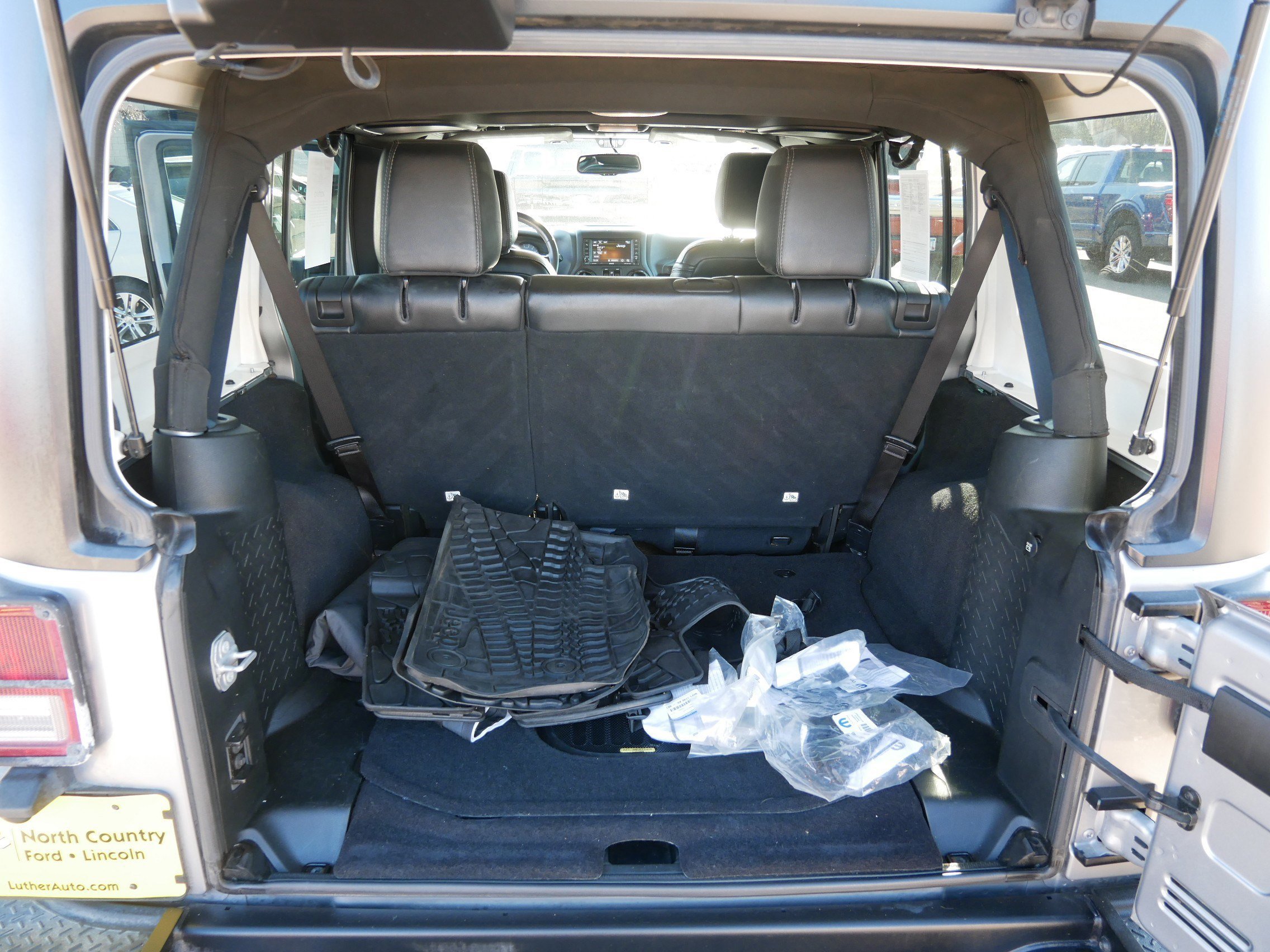 Used 2017 Jeep Wrangler Unlimited Sahara AWD/4WD image 18