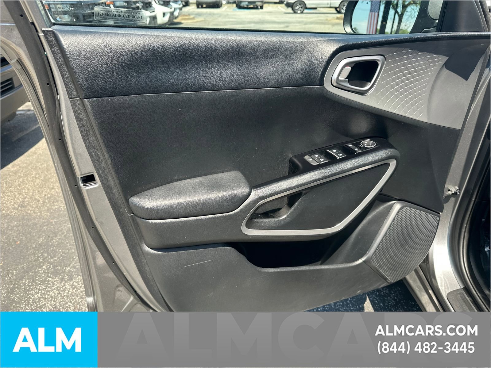 Used 2025 Kia Soul LX w/ LX Technology Package FWD image 11