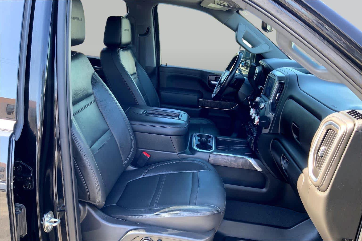 Used 2022 GMC Sierra 2500 Denali w/ Denali Black Diamond Edition AWD/4WD image 9