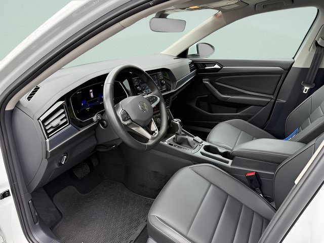 Used 2024 Volkswagen Jetta SE w/ Panoramic Sunroof Package FWD image 4