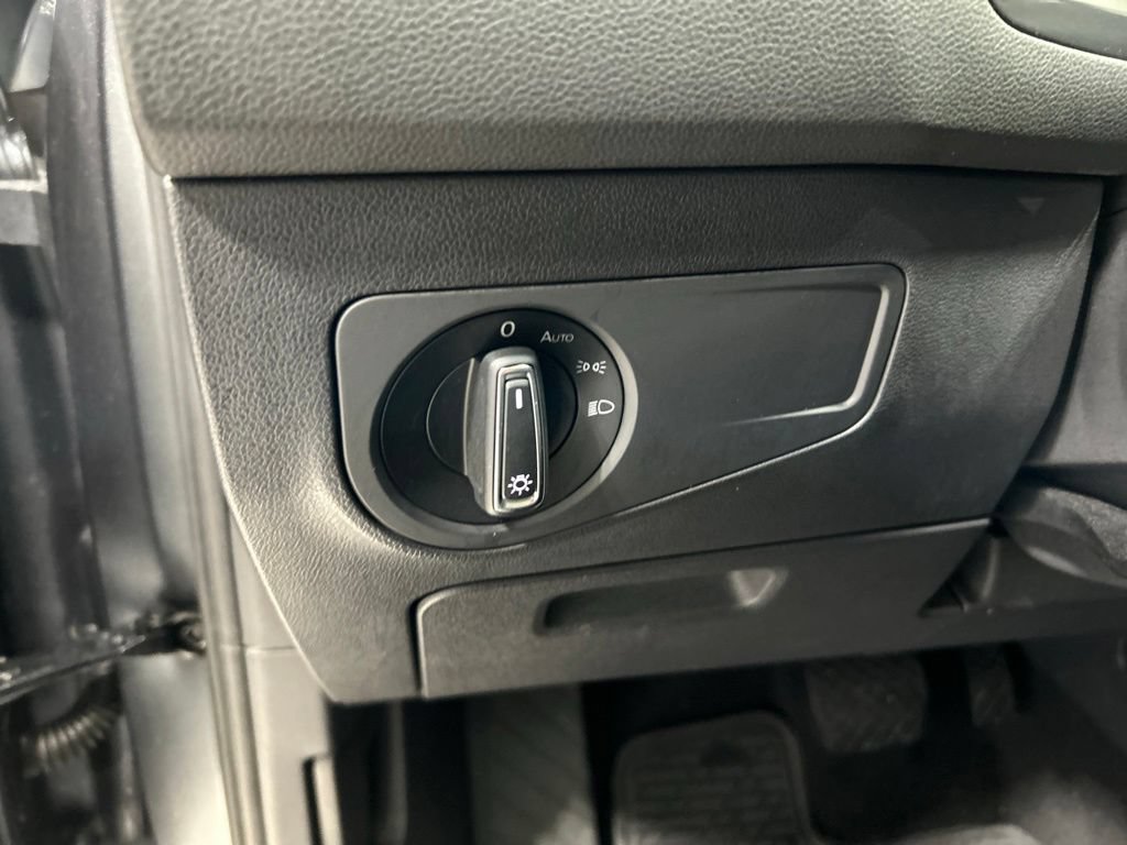 Used 2018 Volkswagen Tiguan SE w/ Panoramic Sunroof Package FWD image 14