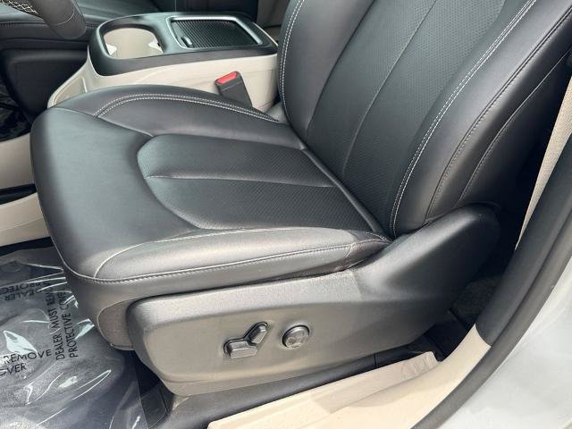 Used 2024 Chrysler Pacifica Touring-L FWD image 15