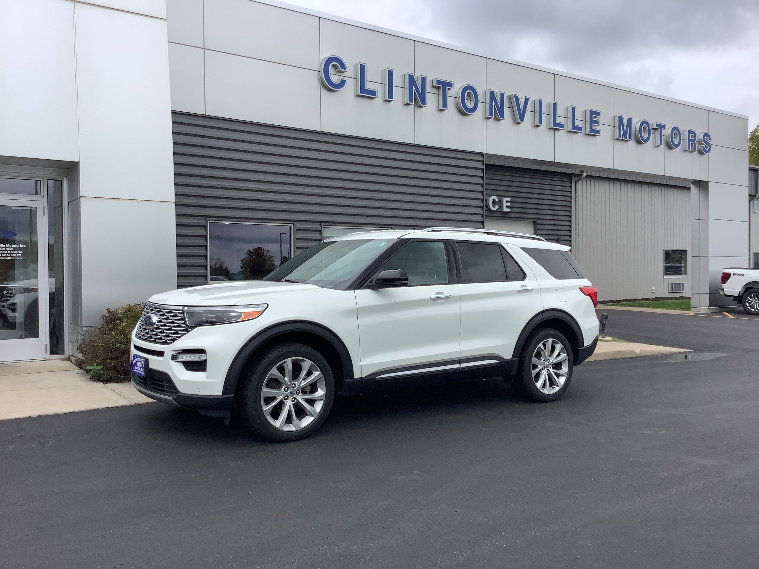 Certified 2022 Ford Explorer Platinum w/ Equipment Group 601A AWD/4WD image 1