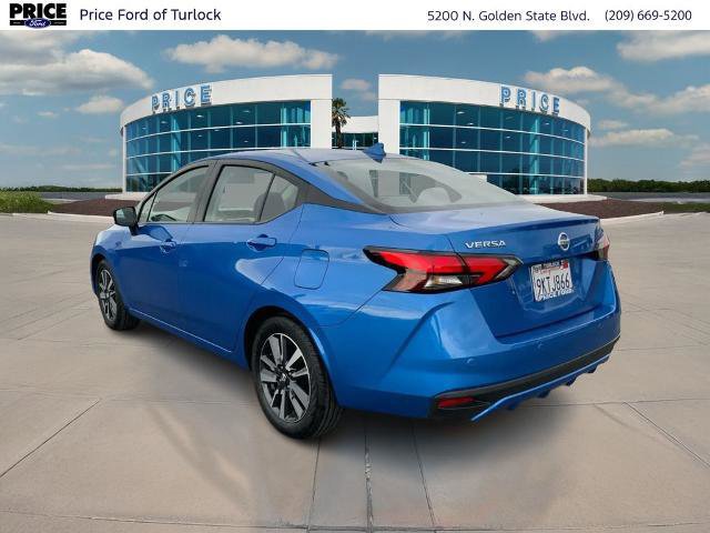 Used 2022 Nissan Versa SV image 3