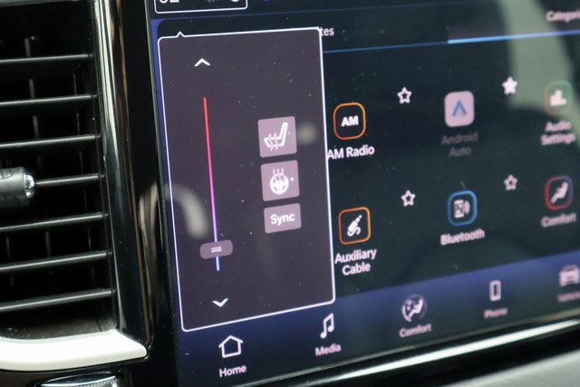 Used 2024 Chrysler Pacifica Touring-L image 5