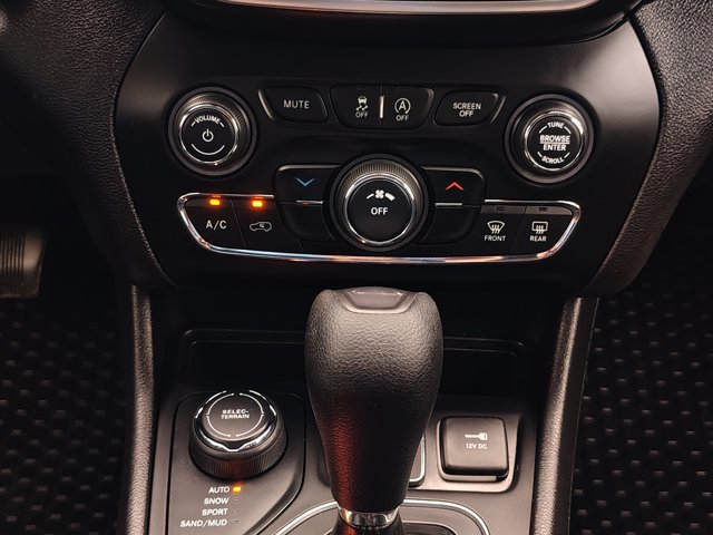 Used 2019 Jeep Cherokee Latitude w/ Cold Weather Group AWD/4WD image 30