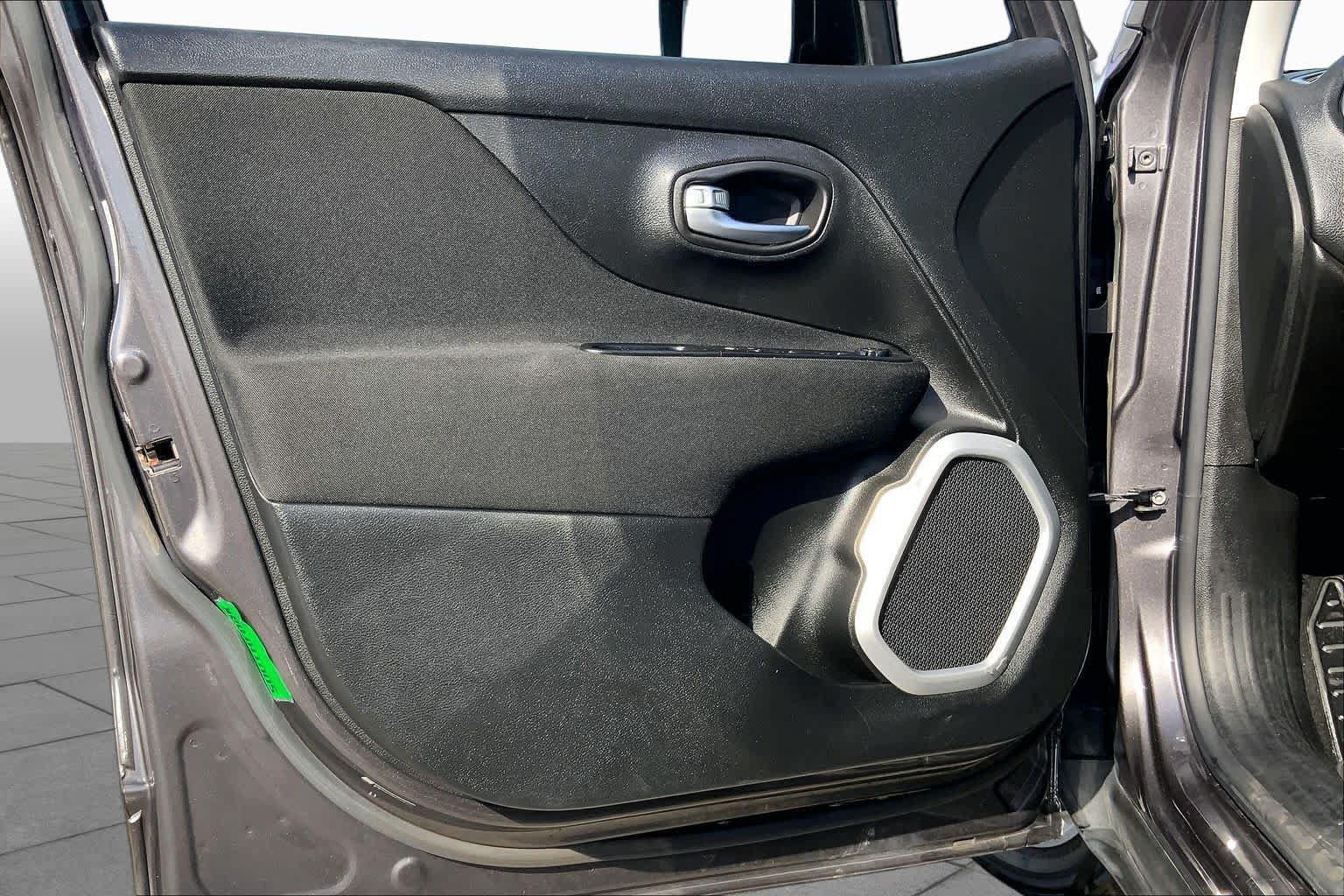 Used 2018 Jeep Renegade Latitude FWD image 22